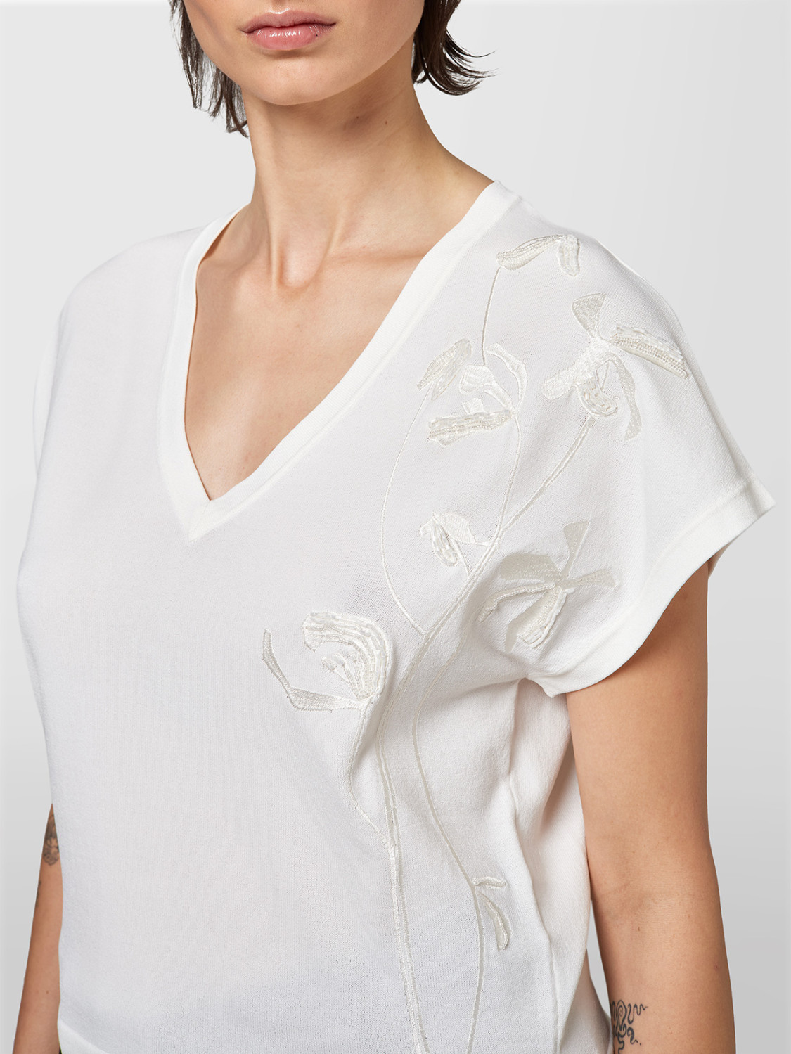 ALPHA STUDIO: V-NECK FLOWER EMBROIDERY