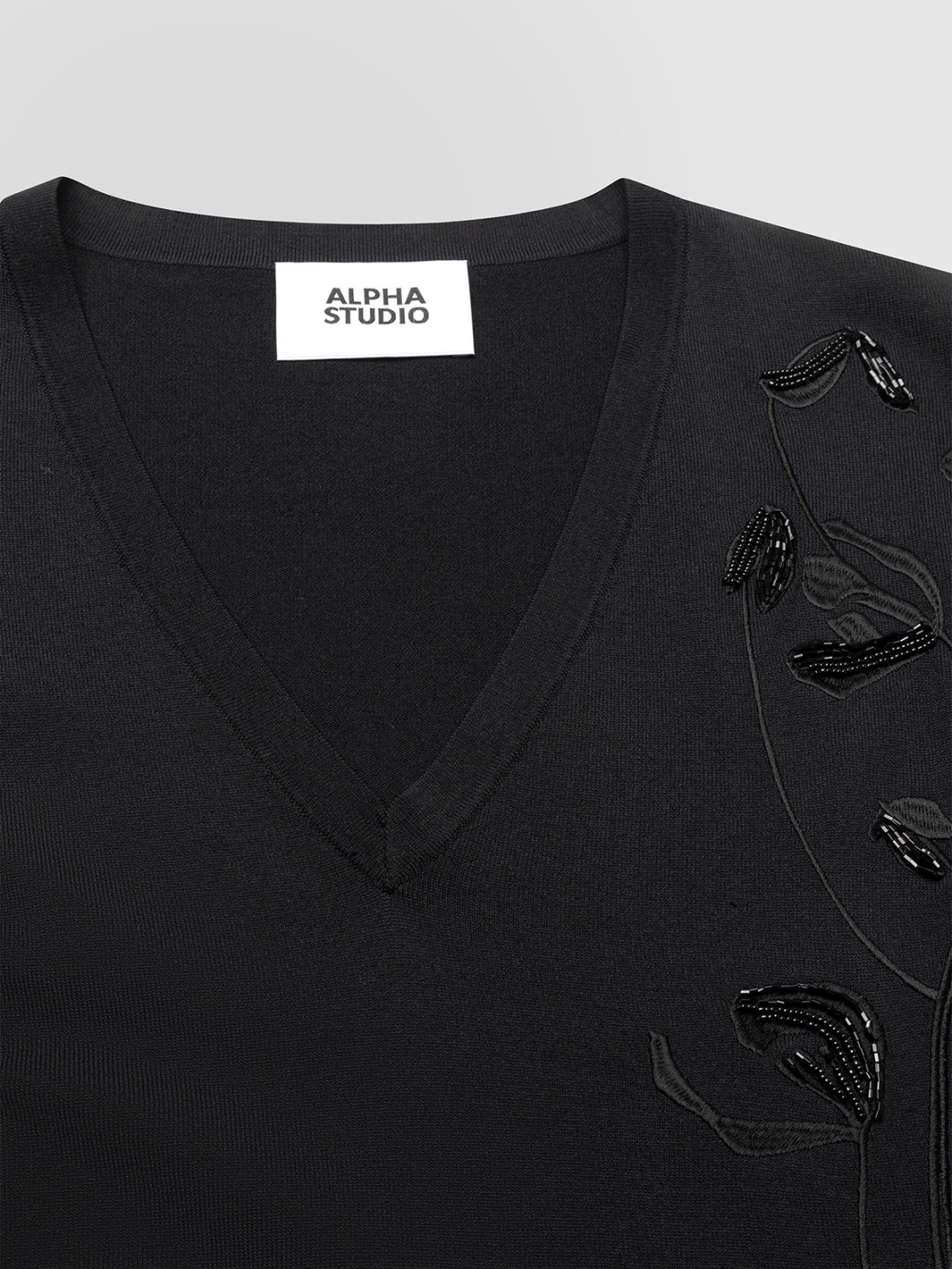 ALPHA STUDIO: V-NECK FLOWER EMBROIDERY