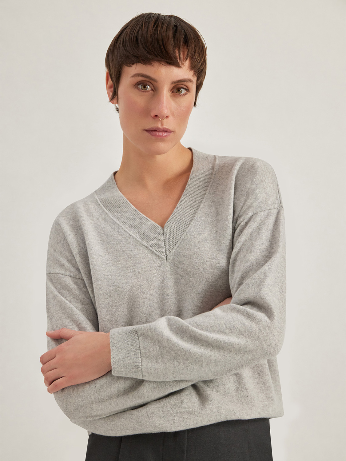 ALPHA STUDIO: JERSEY DE CUELLO PICO EN LANA GEELONG