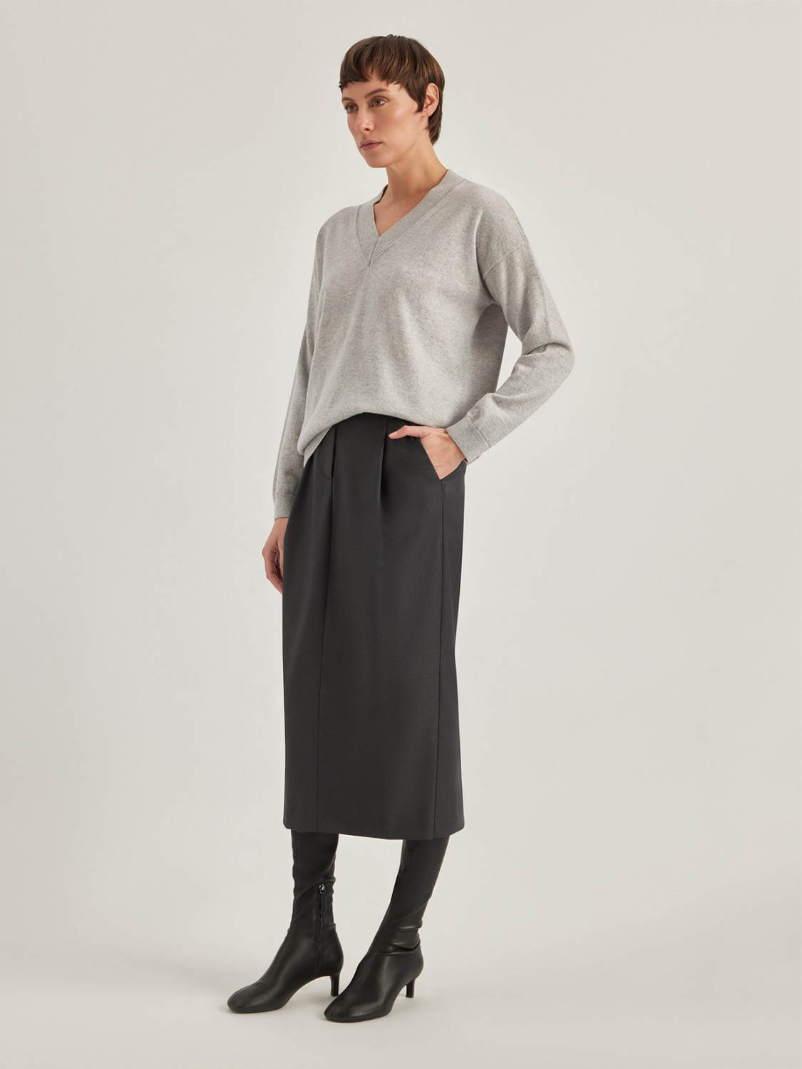 ALPHA STUDIO: JERSEY DE CUELLO PICO EN LANA GEELONG