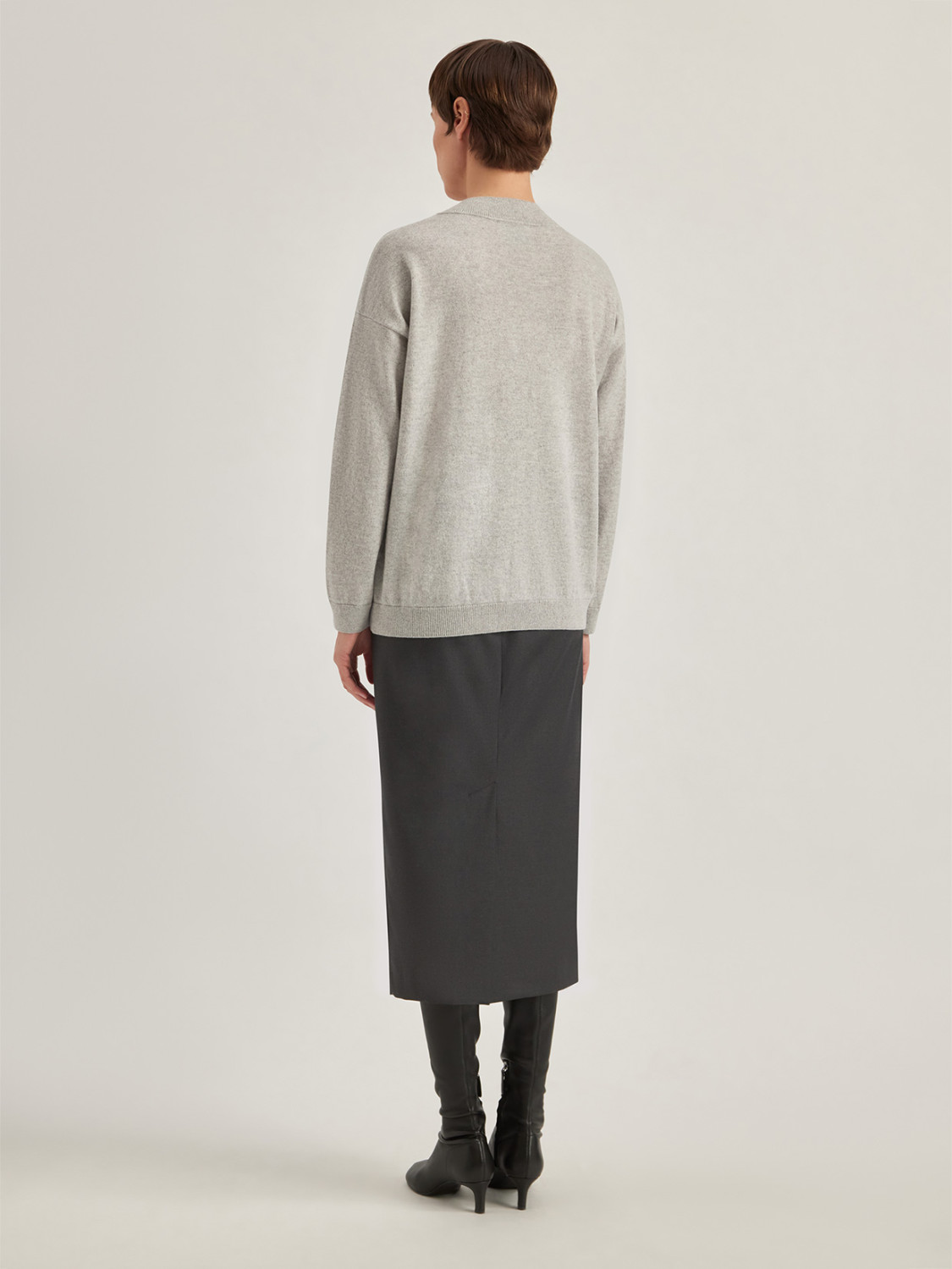 ALPHA STUDIO: JERSEY DE CUELLO PICO EN LANA GEELONG