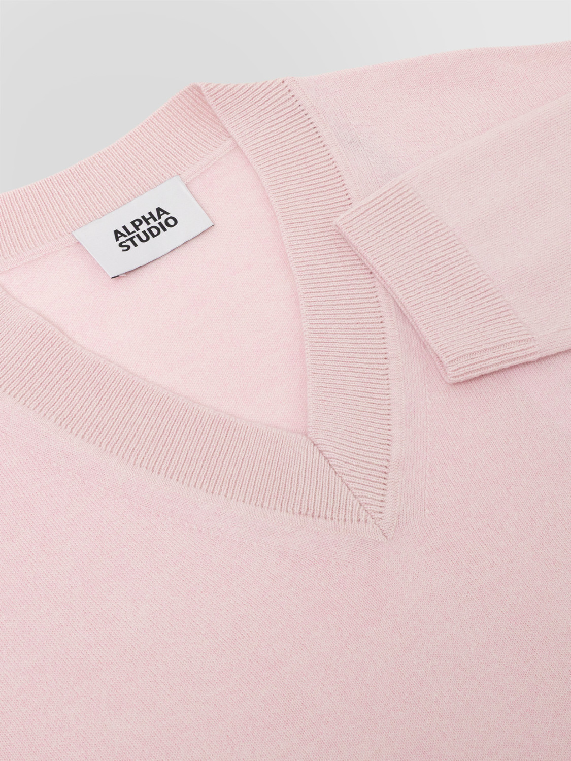 ALPHA STUDIO: JERSEY DE CUELLO PICO EN LANA GEELONG