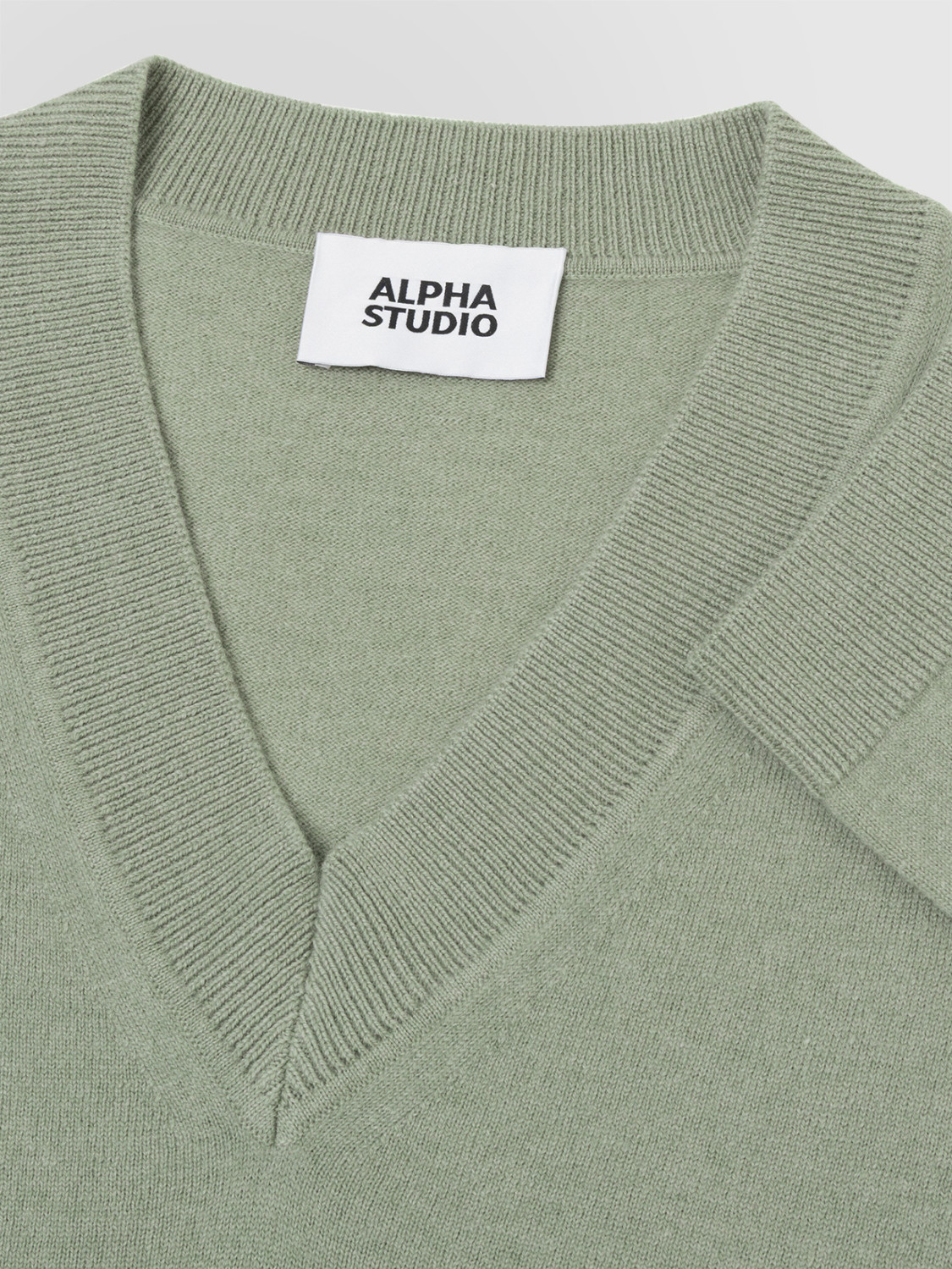 ALPHA STUDIO: JERSEY DE CUELLO PICO EN LANA GEELONG