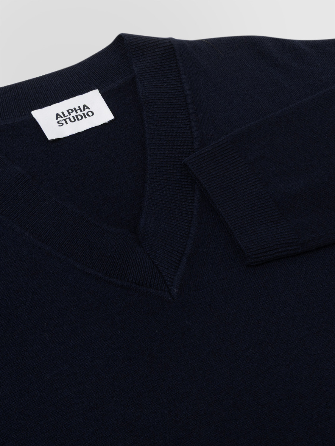 ALPHA STUDIO: JERSEY DE CUELLO PICO EN LANA GEELONG