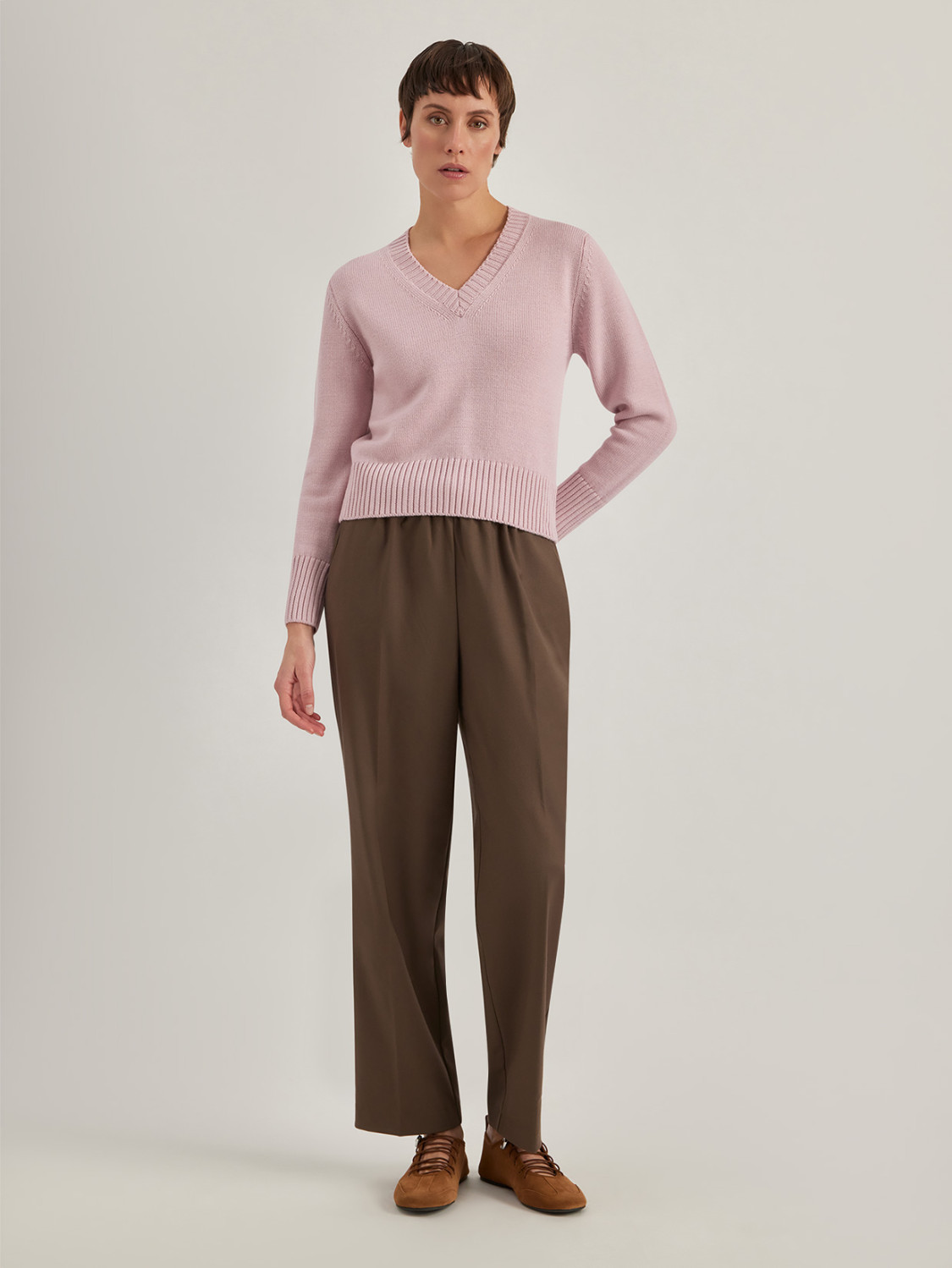 ALPHA STUDIO: V-NECK SWEATER IN MERINO WOOL