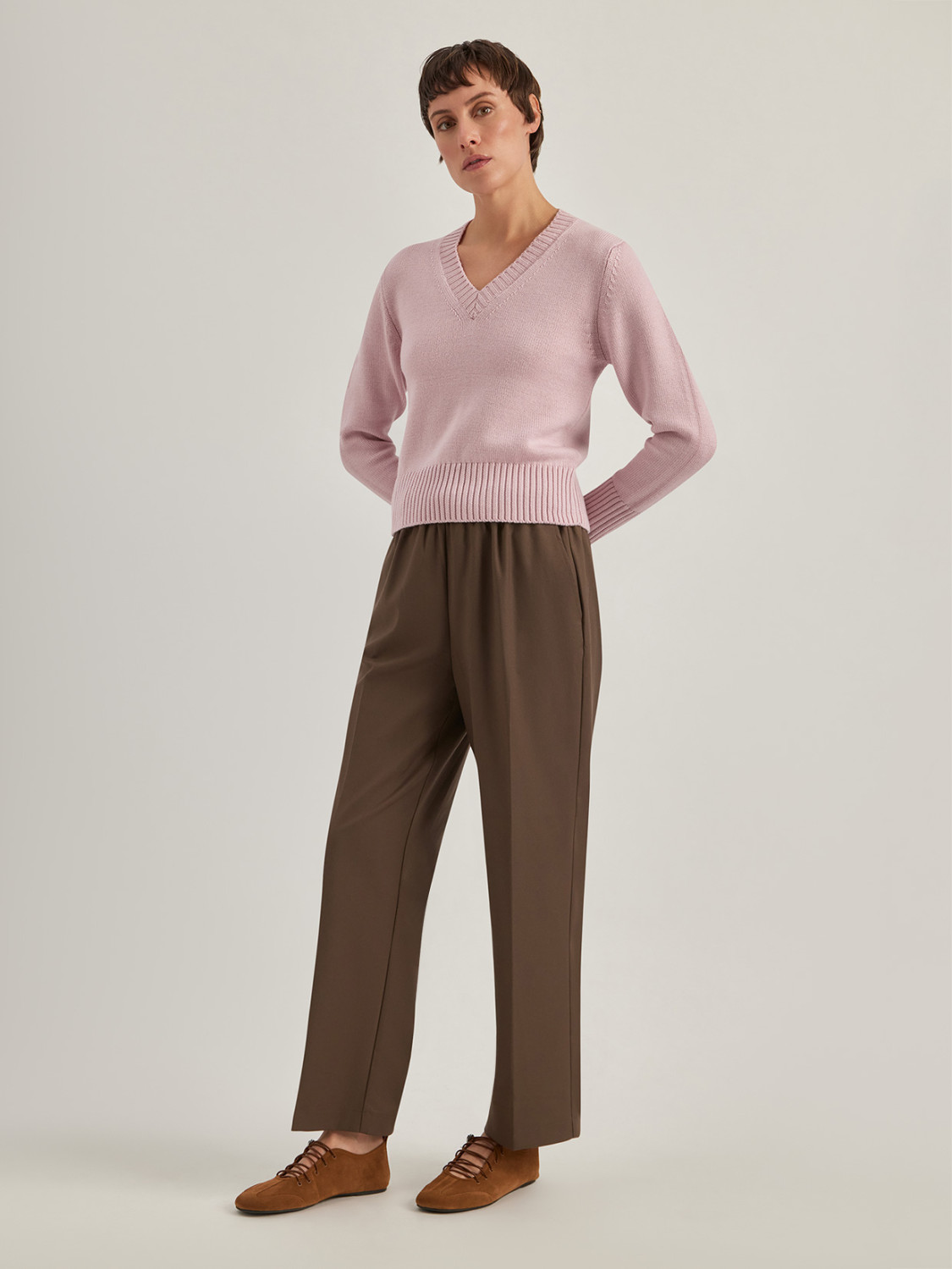 ALPHA STUDIO: V-NECK SWEATER IN MERINO WOOL