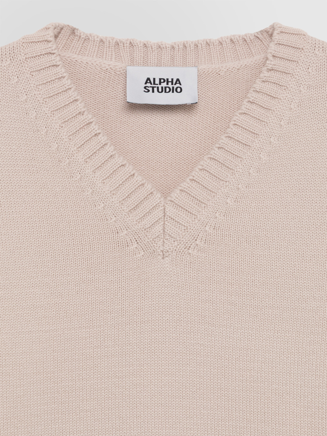 ALPHA STUDIO: V-NECK SWEATER IN MERINO WOOL