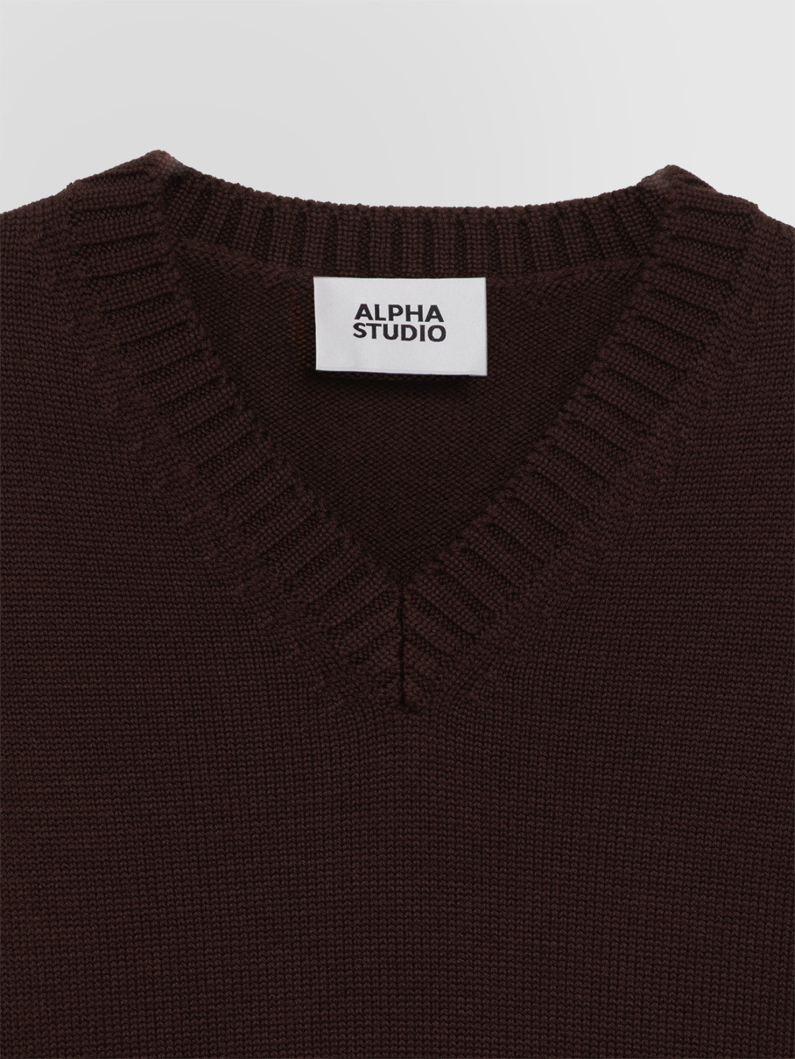 ALPHA STUDIO: V-NECK SWEATER IN MERINO WOOL