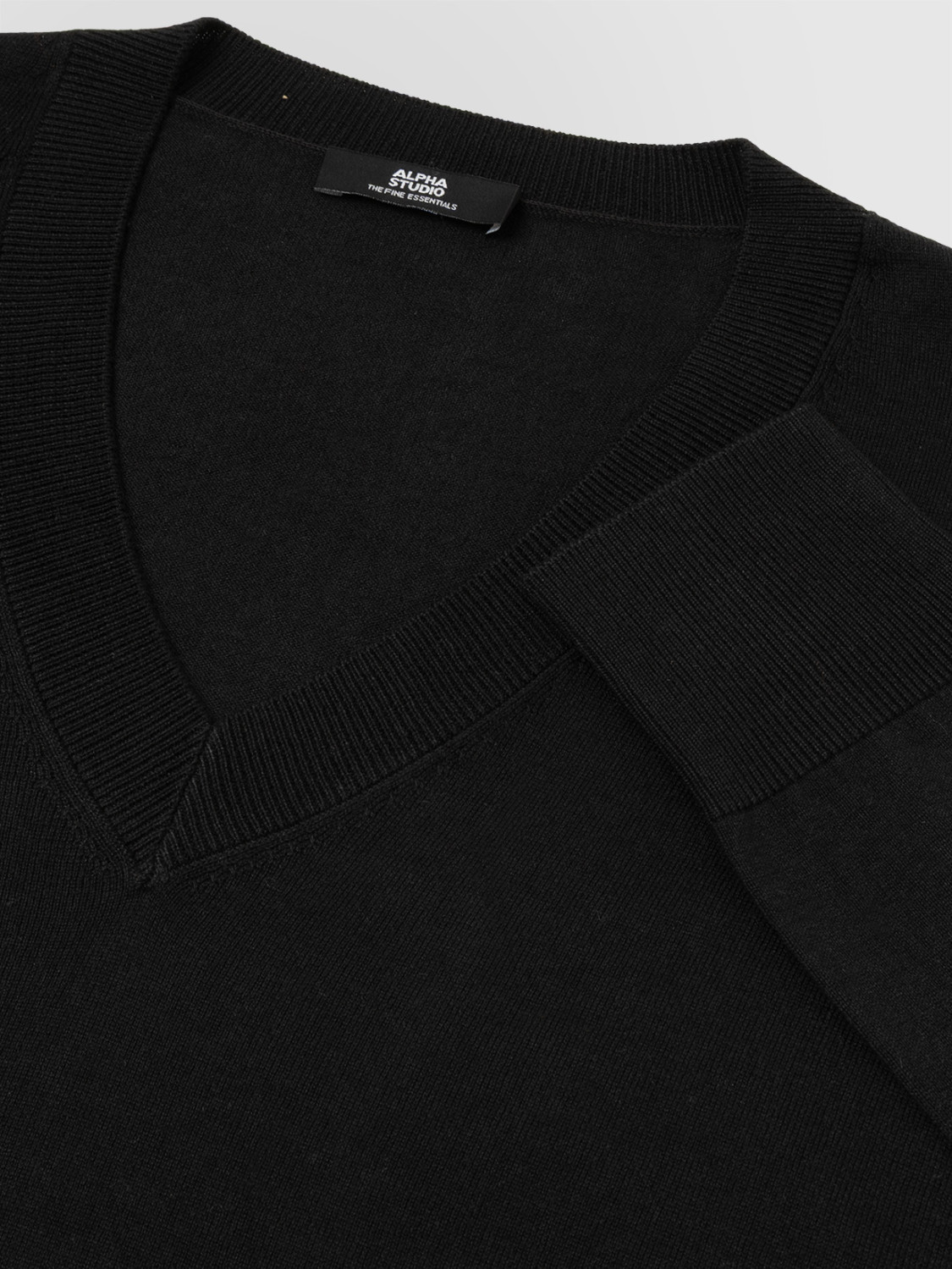 ALPHA STUDIO: JERSEY DE CUELLO PICO EN SEDA Y CACHEMIRA