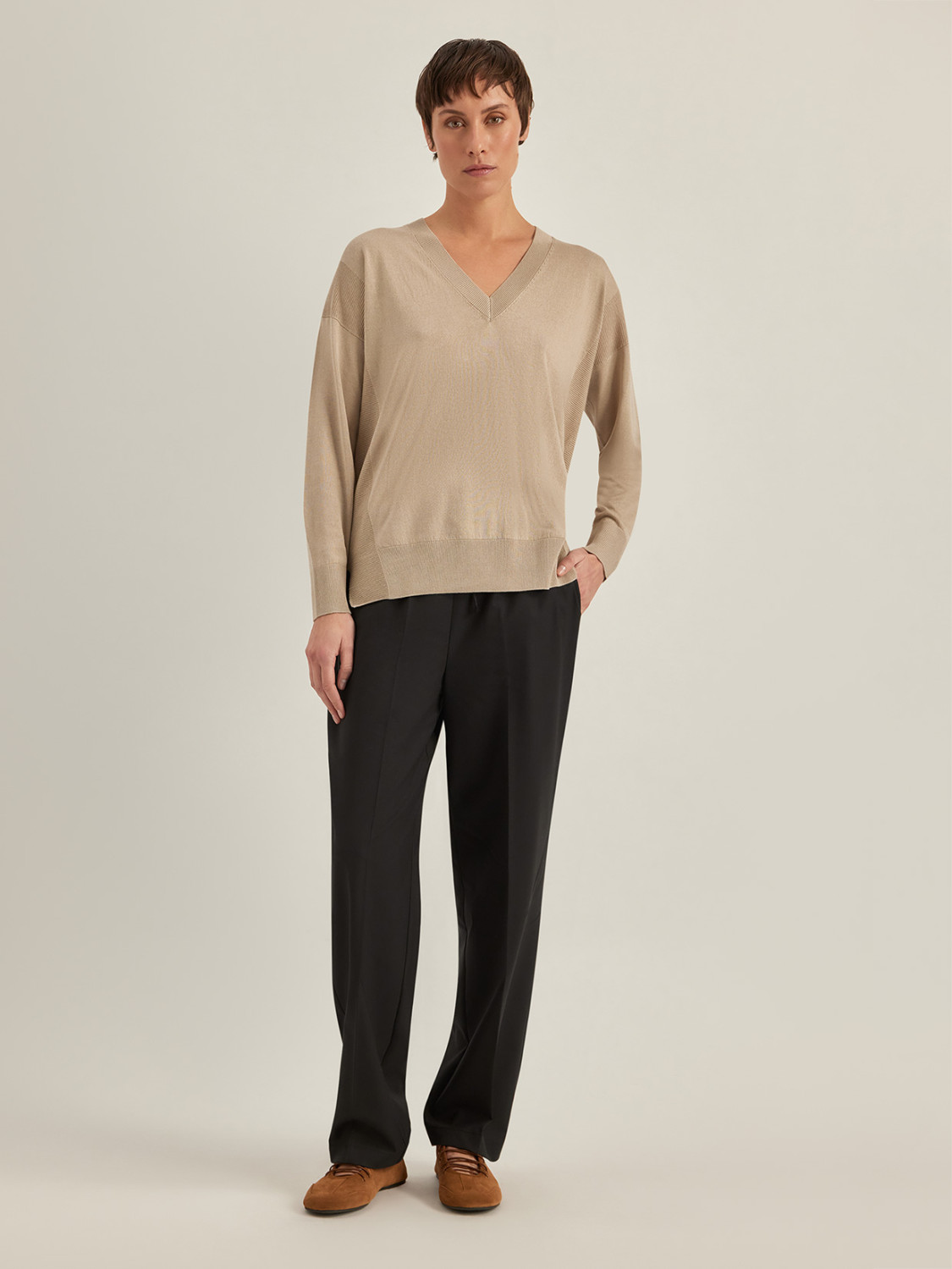 ALPHA STUDIO: JERSEY DE CUELLO PICO EN SEDA Y CACHEMIRA