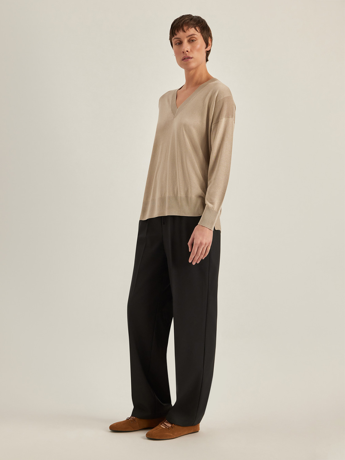 ALPHA STUDIO: JERSEY DE CUELLO PICO EN SEDA Y CACHEMIRA