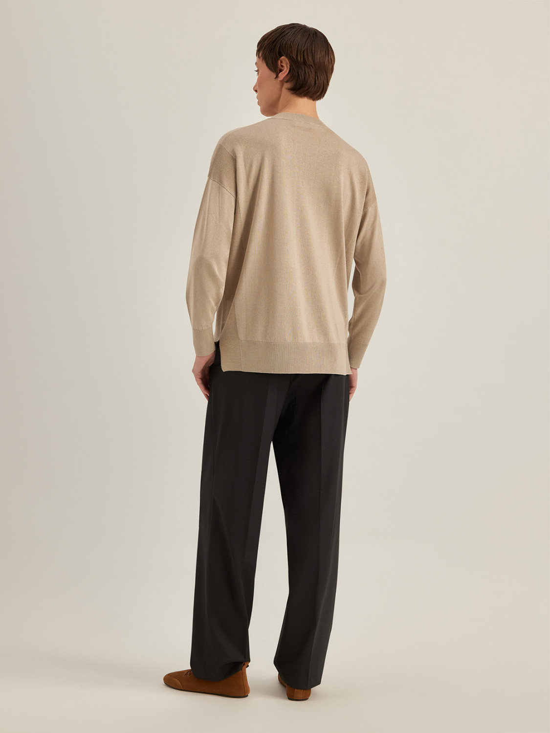 ALPHA STUDIO: JERSEY DE CUELLO PICO EN SEDA Y CACHEMIRA