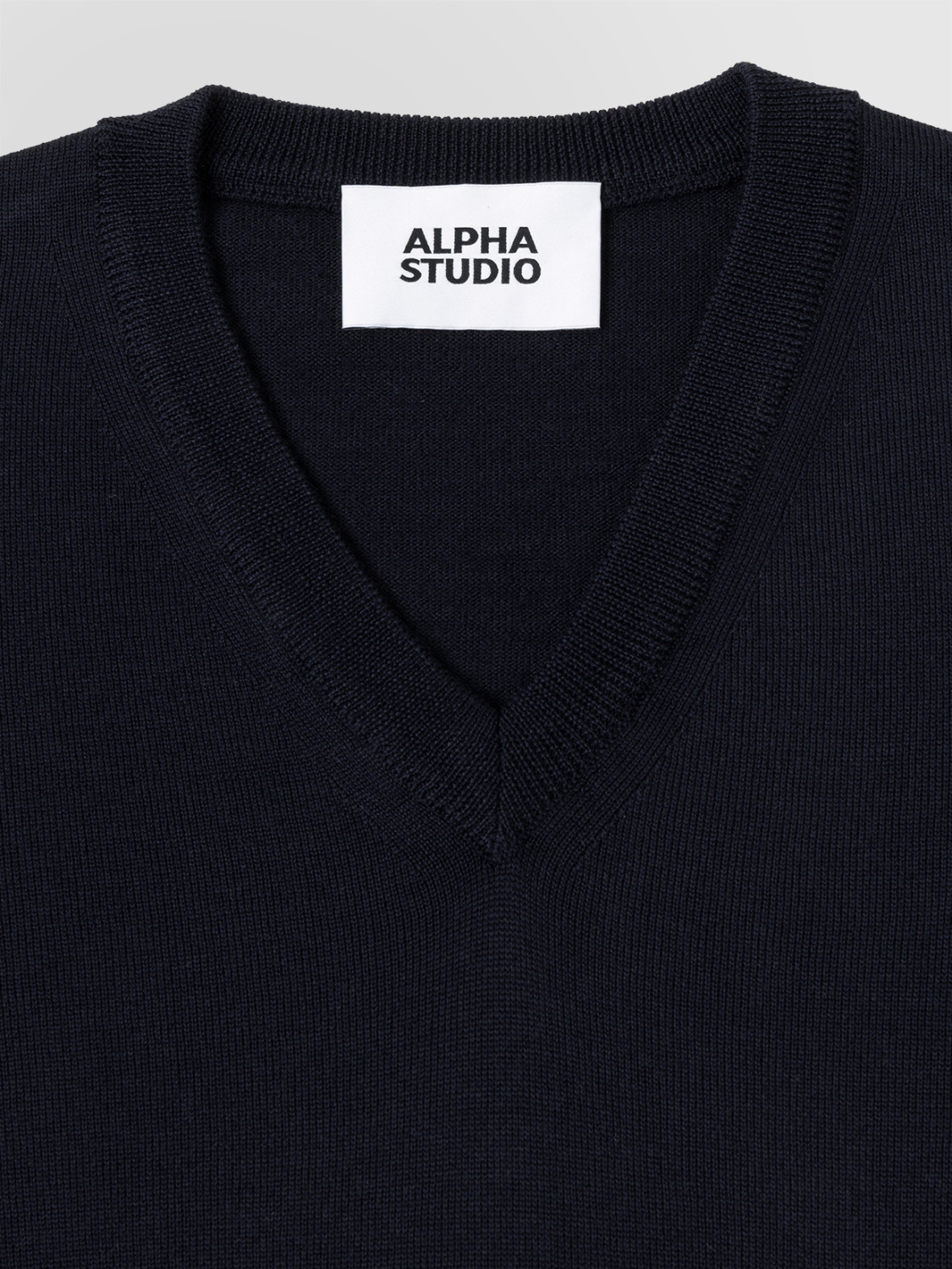 ALPHA STUDIO: JERSEY SLIM DE CUELLO PICO EN LANA MERINO