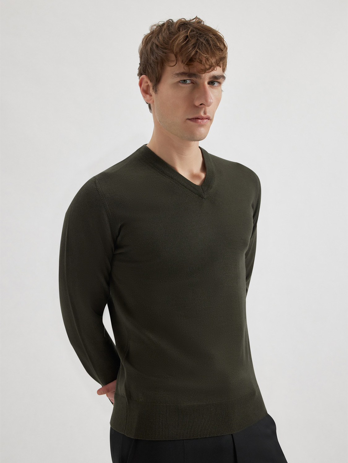 ALPHA STUDIO: JERSEY SLIM DE CUELLO PICO EN LANA MERINO
