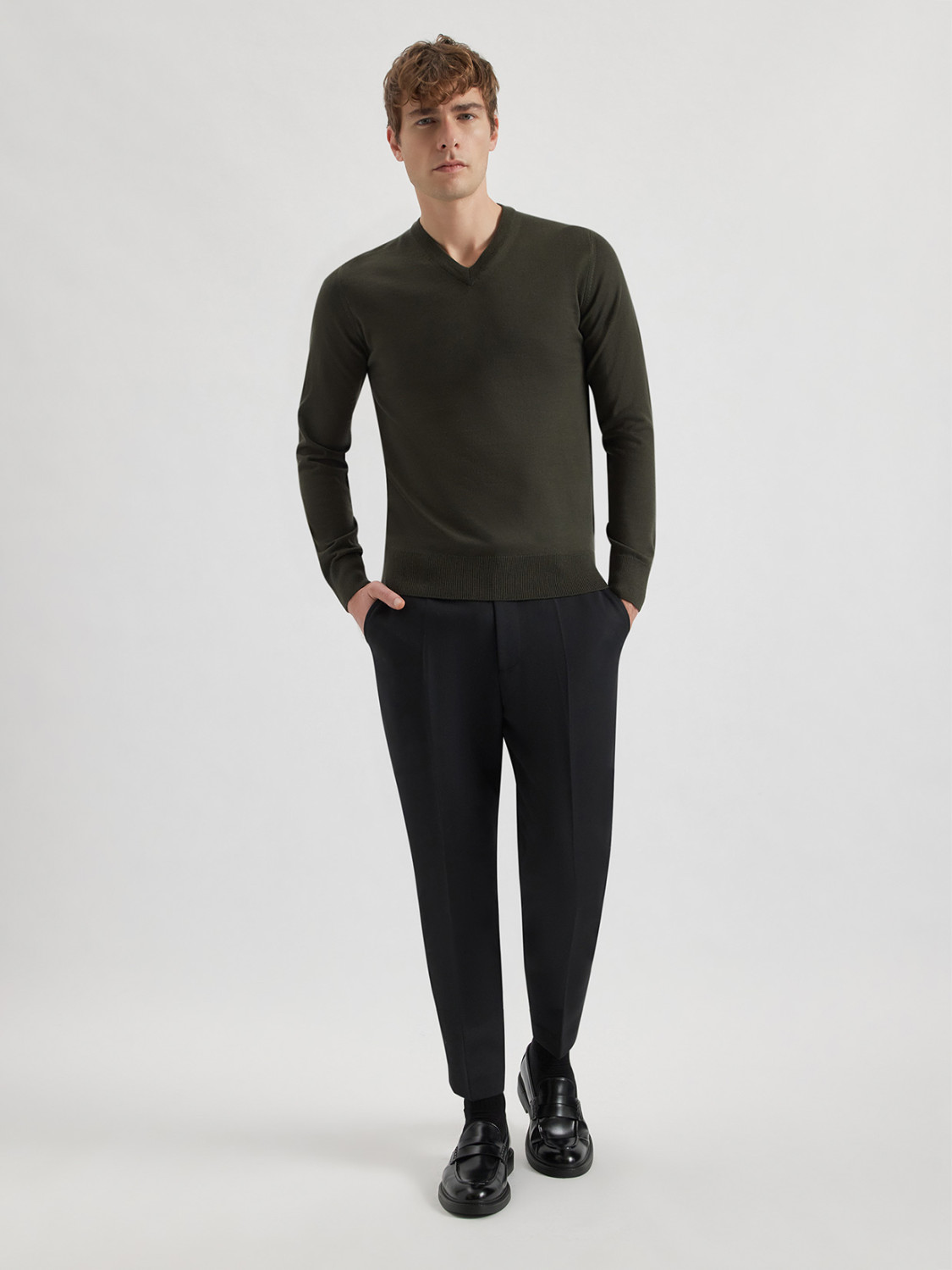 ALPHA STUDIO: JERSEY SLIM DE CUELLO PICO EN LANA MERINO