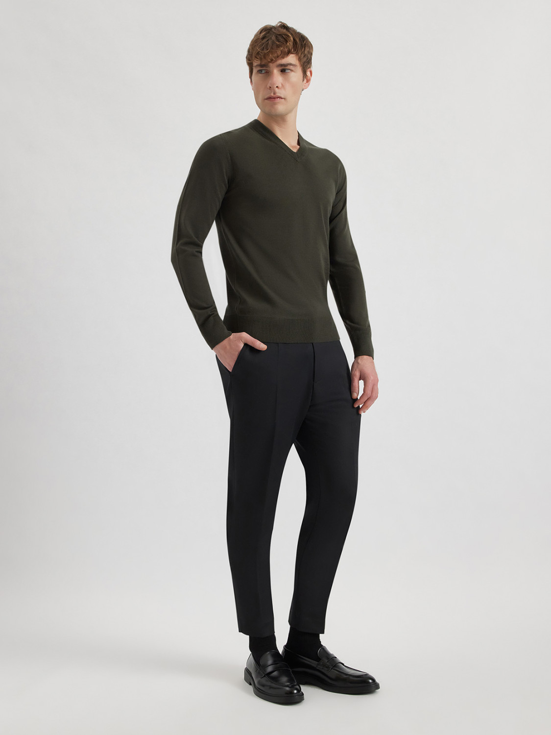 ALPHA STUDIO: JERSEY SLIM DE CUELLO PICO EN LANA MERINO