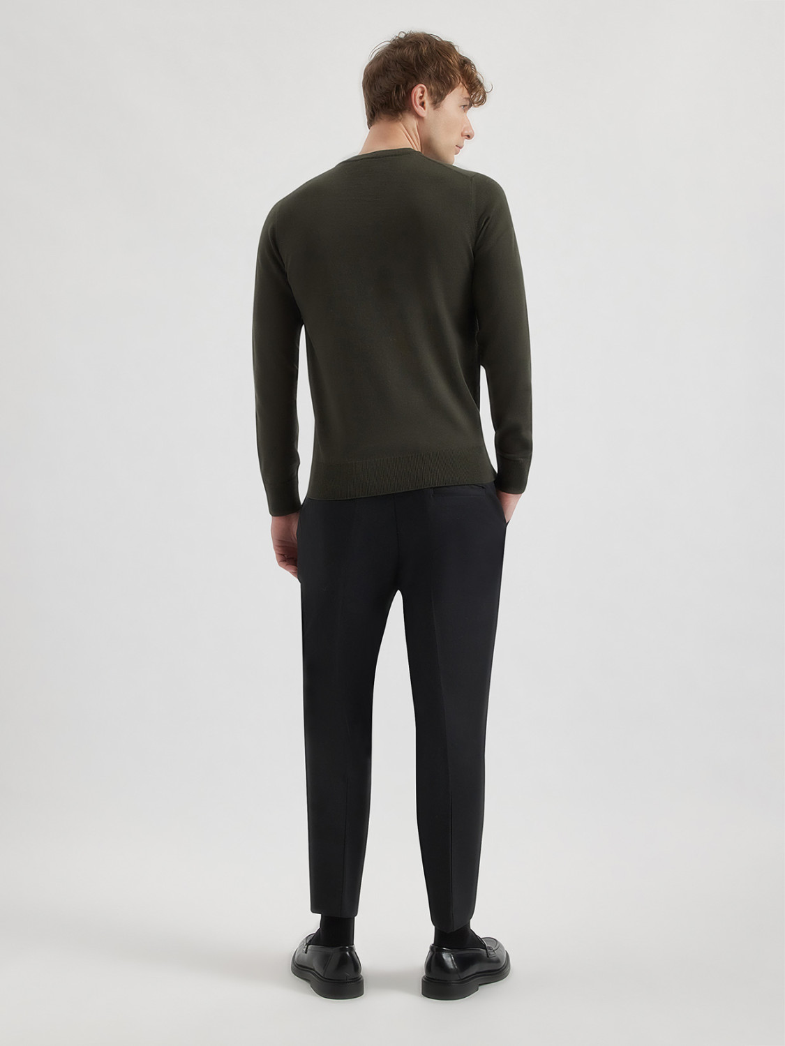 ALPHA STUDIO: JERSEY SLIM DE CUELLO PICO EN LANA MERINO