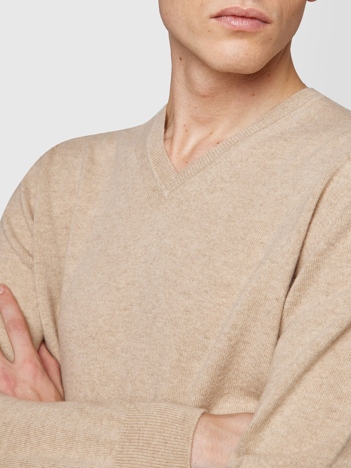 ALPHA STUDIO: URBAN BASIC V-NECK SWEATER IN CASHMERE