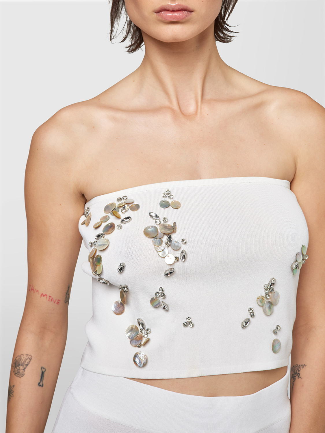 ALPHA STUDIO: TOP TAILORED AVEC BRODERIE